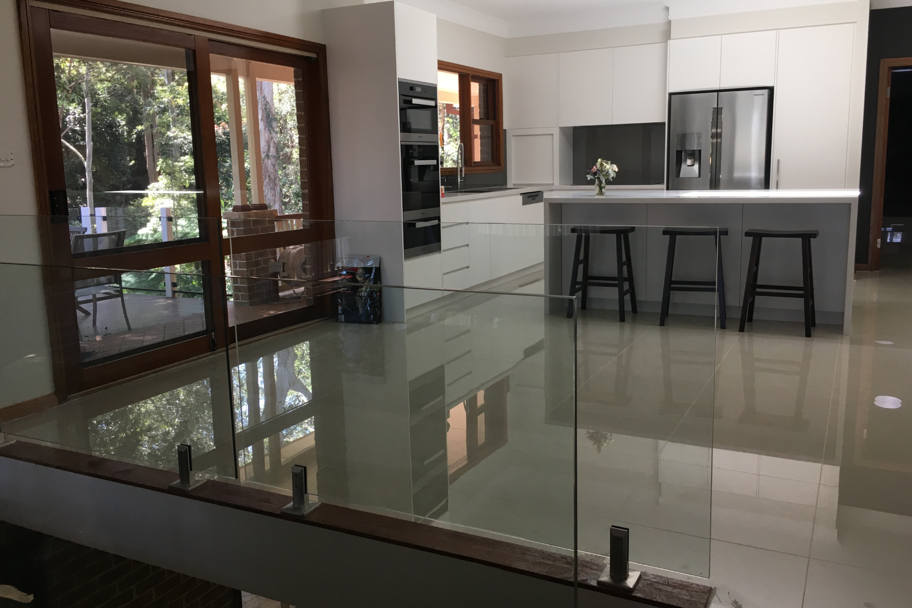 glass-balustrade-stairwell-in-glenhaven-nsw